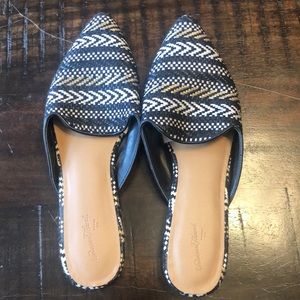 Woven pointed toe mules